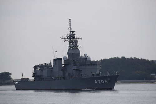 瀬戸内の島から : 海上自衛隊 訓練支援艦「てんりゅう」出港をお見送り