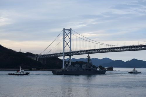瀬戸内の島から : 海上自衛隊 護衛艦 いなづま DD105 曳航され因島へ